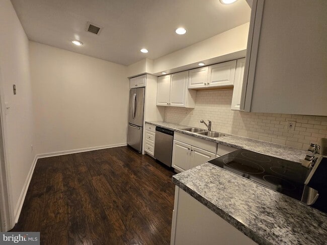 Building Photo - 1005 Worthington Dr