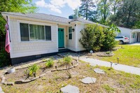 Building Photo - Adorable 3BR Rosewood Rental with Dreamy P...
