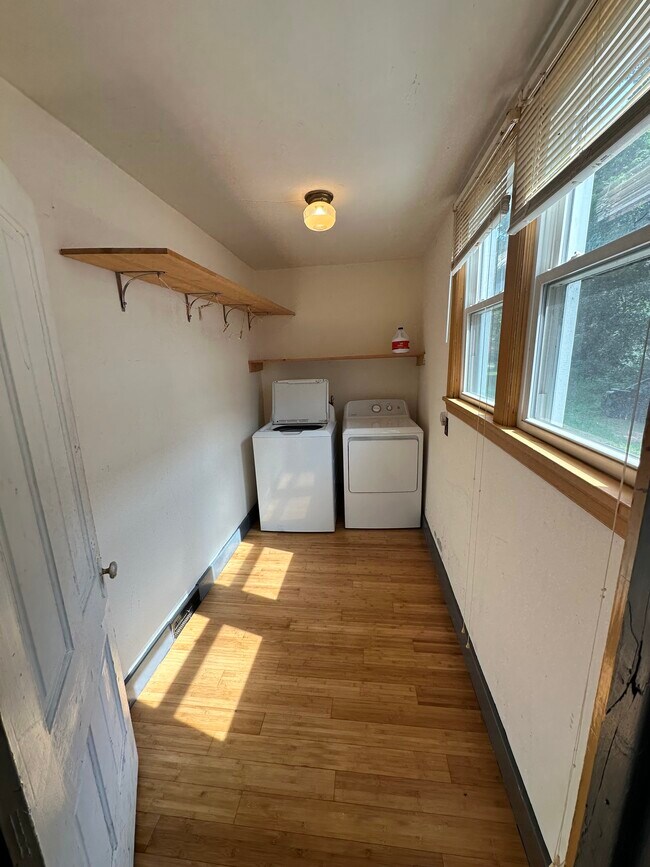 Building Photo - 1608 Main St