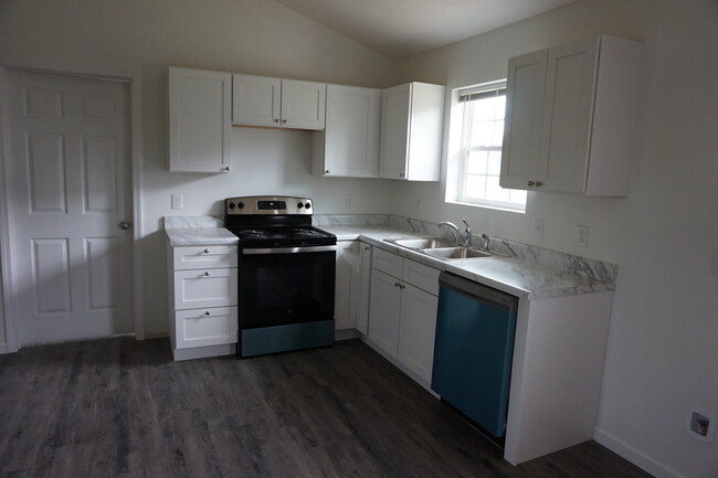 Building Photo - 784 Parsonage Rd