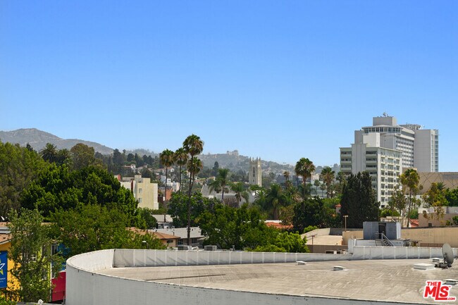 Building Photo - 7135 Hollywood Blvd