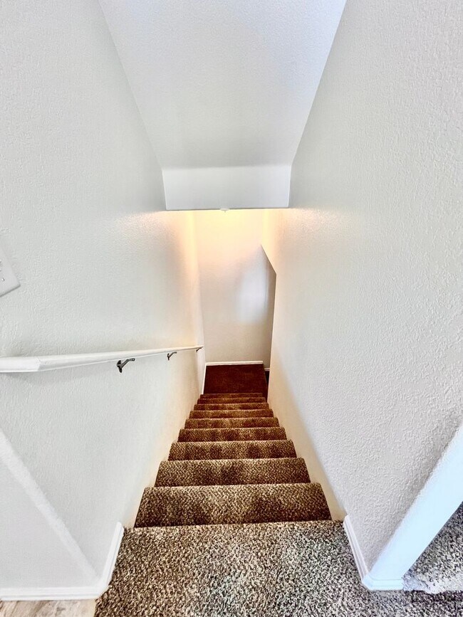 Building Photo - Spacious 3 Bedroom, 2.5 Bathroom Just South of Loveland