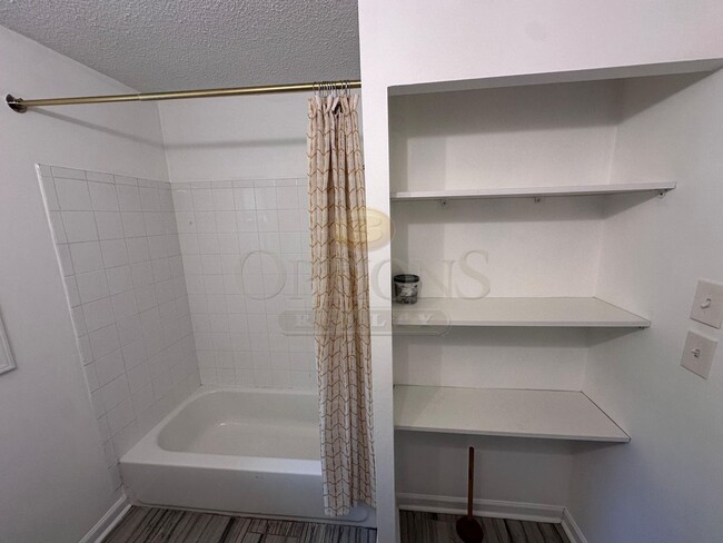 Building Photo - 3 Bedroom Home in Oakland City