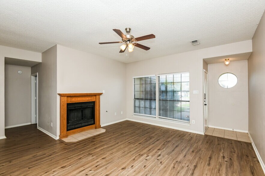 Building Photo - 804 Brittany Dr