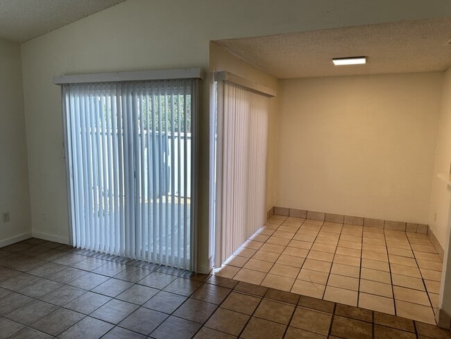 Building Photo - Stockton 2 Bedroom 1 Bathroom Duplex