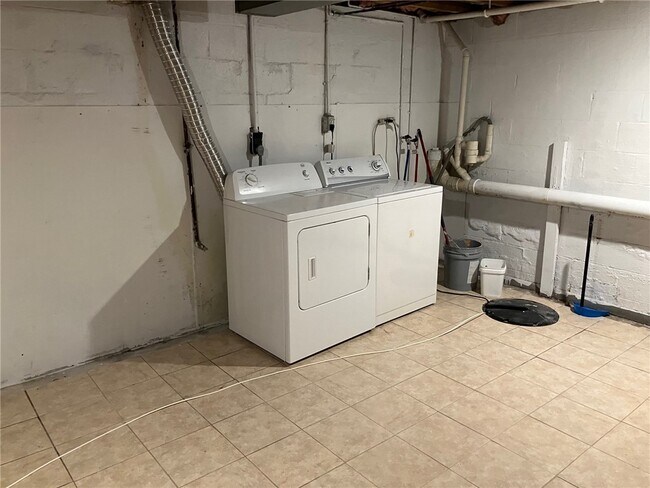 Building Photo - 553 French Rd