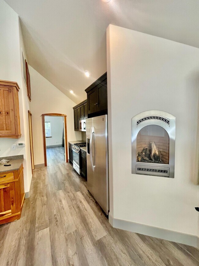 Building Photo - 10375 Laurentian Way