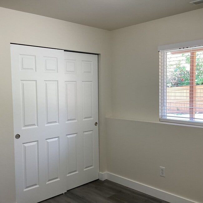 Building Photo - Updated 4 bedroom in The Desirable Merrill...