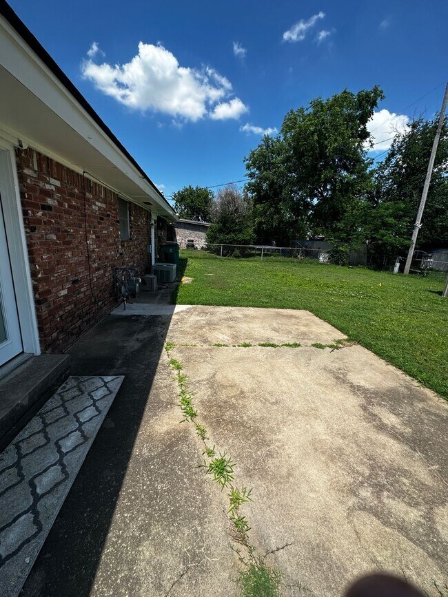 Building Photo - Great 3 bd/1.5 ba Home - Lots of Built-in Storage