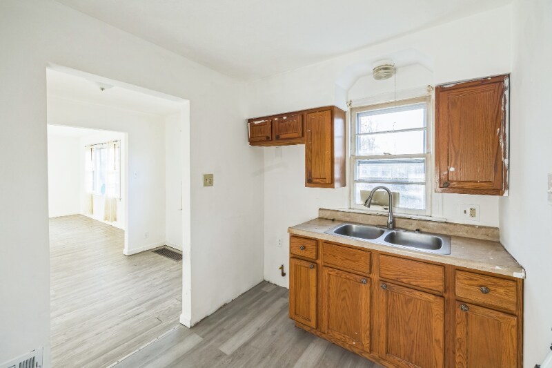 Building Photo - 10128 Cloverdale Dr