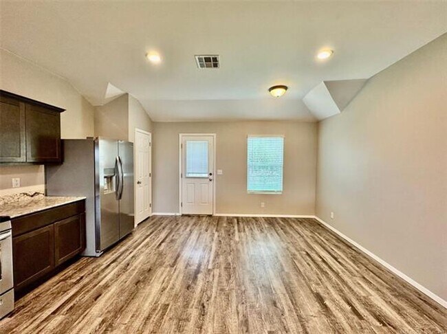 Building Photo - 4 bed/2 bath newer construction in prime location in Claremore!