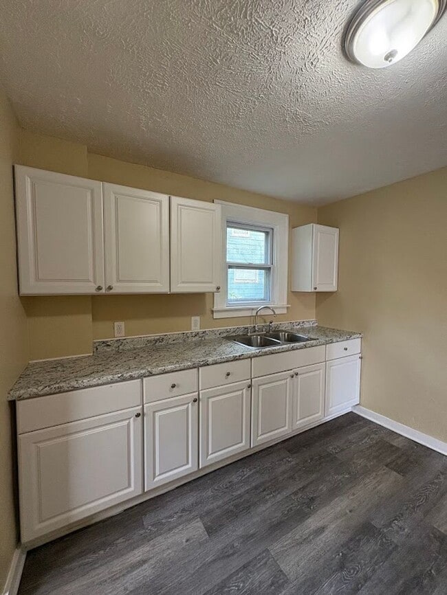 Building Photo - Three bedroom one bathroom home for rent