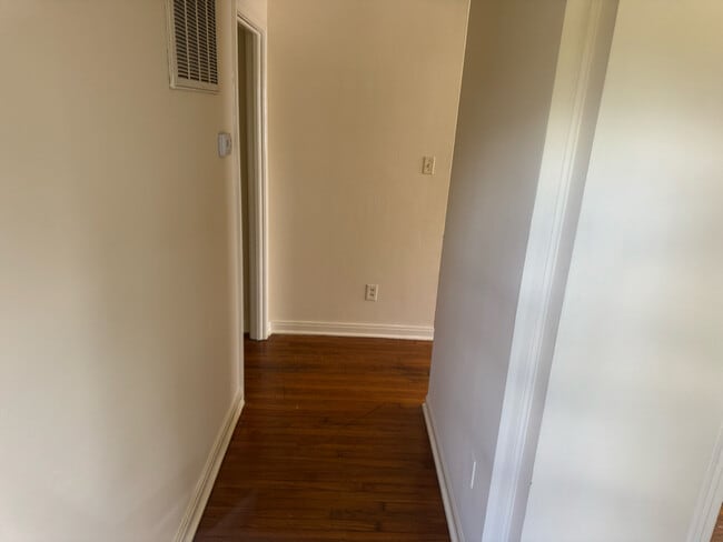 Building Photo - 405 Hampton Dr
