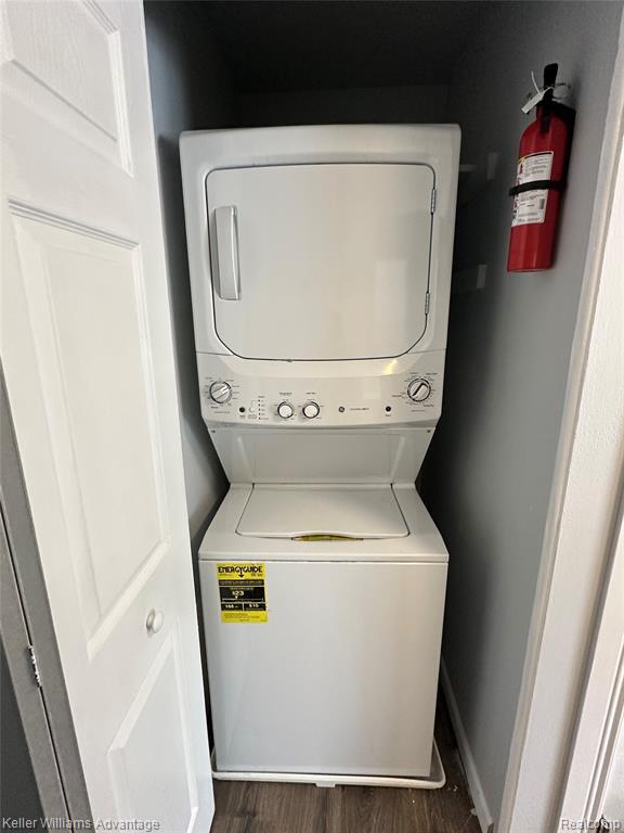 Building Photo - 653 E Fox Hills Dr