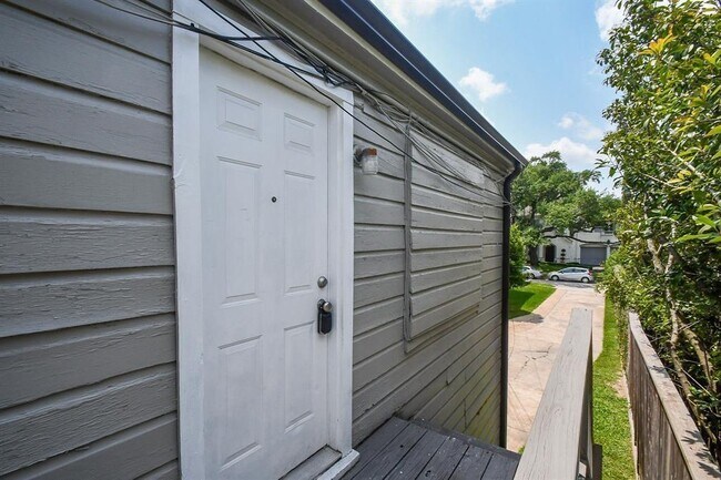Building Photo - 2722 Wroxton Rd