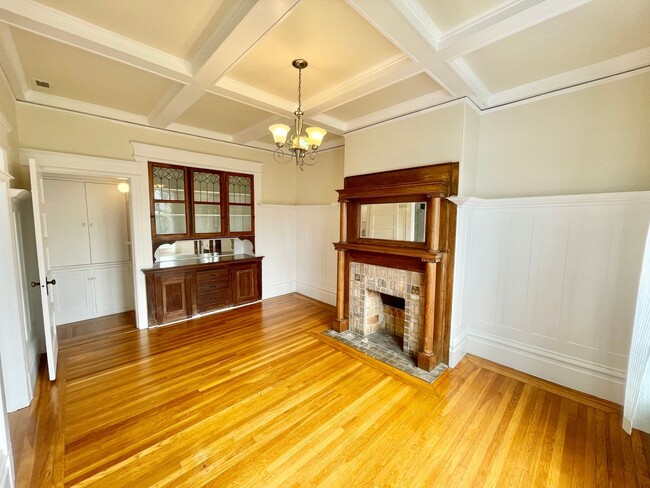 Building Photo - Wonderful Light and Bright Top Floor 2BR/1...