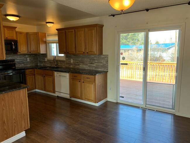 Building Photo - 3 BEDROOM, 2 BATHROOM, SINGLE FAMILY HOME ...