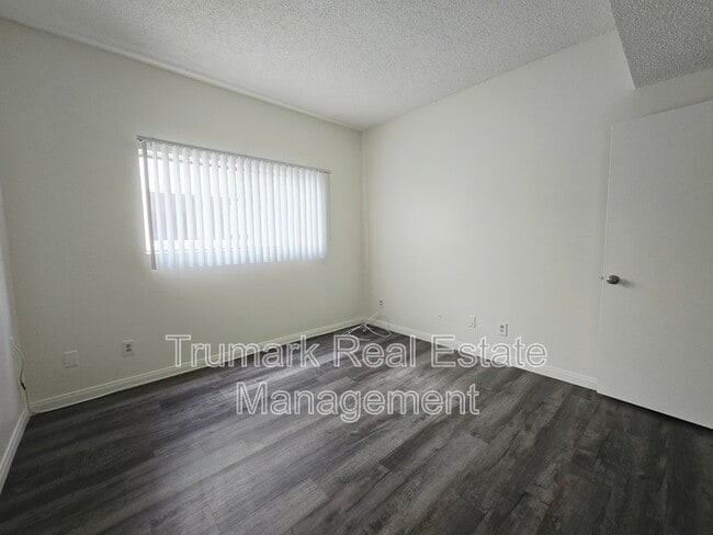 Building Photo - 14605 Burbank Blvd