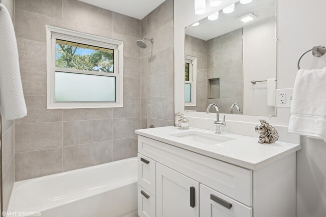 Building Photo - 30 Crescent Dr