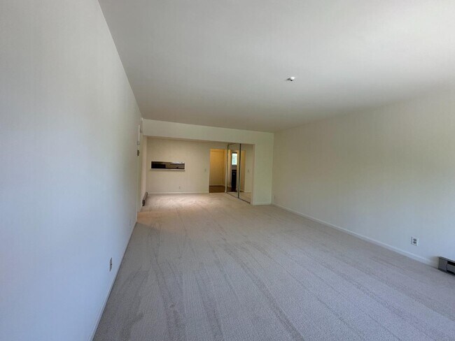 Building Photo - 4004 Farm Hill Blvd
