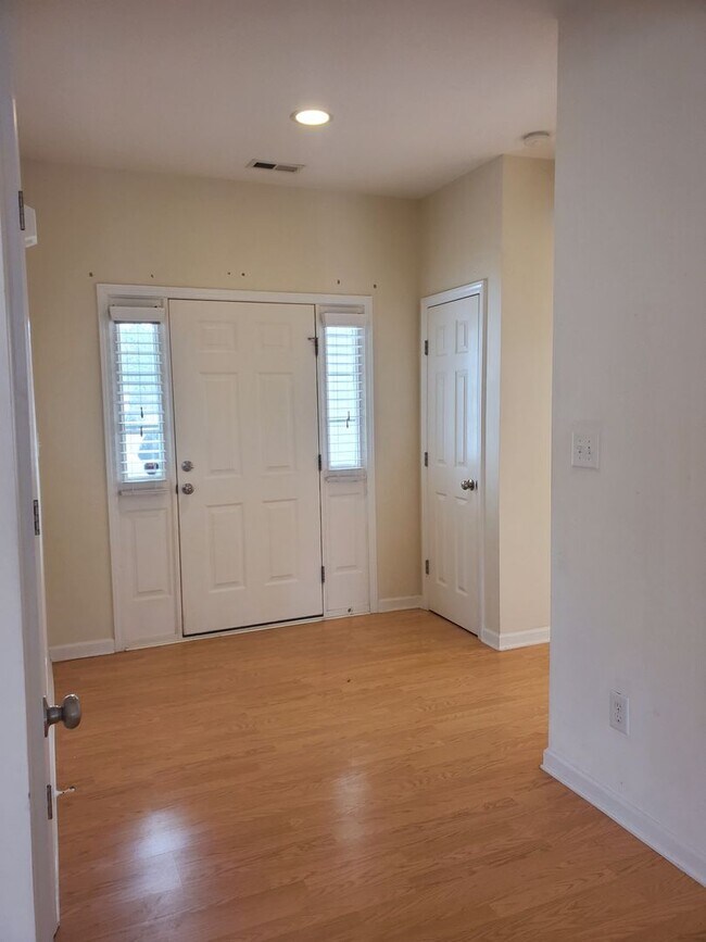 Building Photo - BEAUTIFUL 3 BEDROOM HOME!