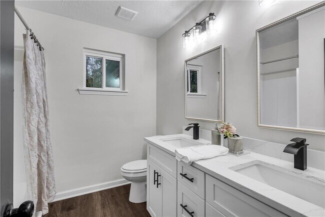 Building Photo - 6881 Hickory Hollow Dr