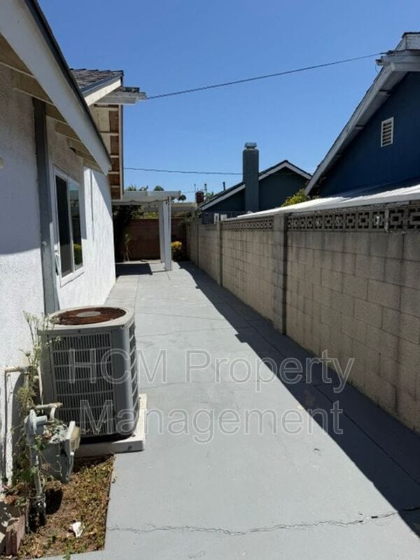 Building Photo - 16402 Birdie Ln