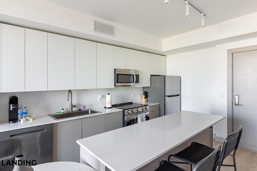 Building Photo - 1155 NE 126th St