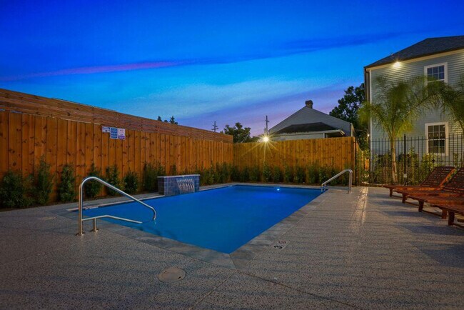 Building Photo - 1204 Carondelet St