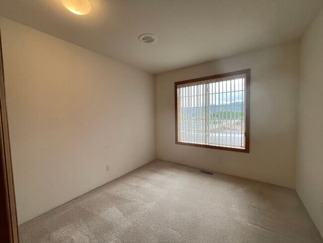 Building Photo - Available Now 3 bedroom 2 bath Hucrest home