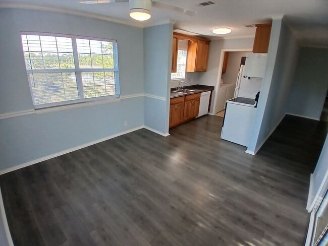 Building Photo - Charming Coastal Rental at Bald Point FL