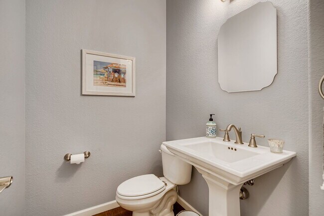 Building Photo - 1020 Ulster St