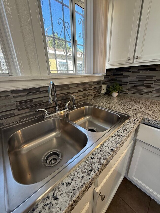 Building Photo - 1578E