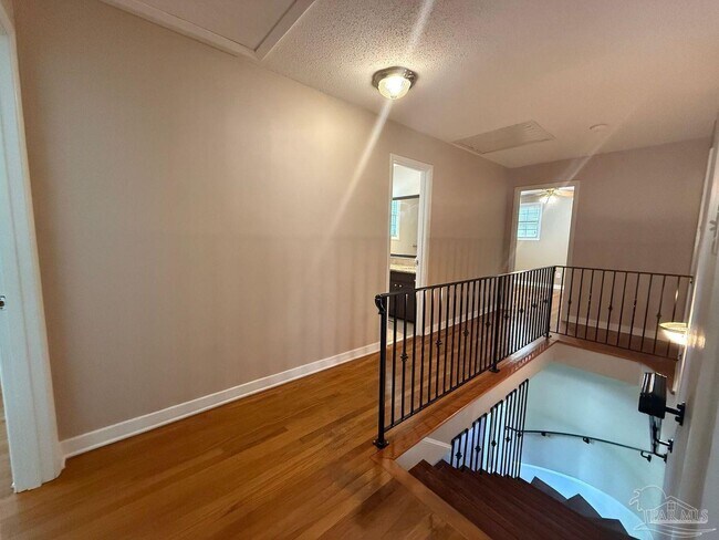 Building Photo - 905 Poinciana Dr