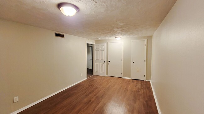 Building Photo - Great Basement home with tons of room