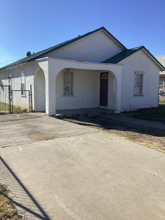 Building Photo - Vintage 3 bedroom 1 bath home!