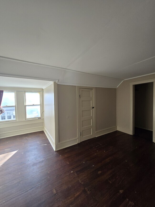 Building Photo - 517 S Vine St