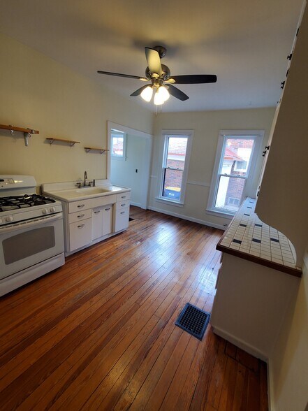 Building Photo - 556 College Ave SE