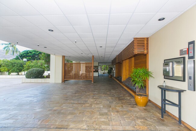 Building Photo - Naniwa Gardens - 1 bdrm/1 bath/1 covered p...