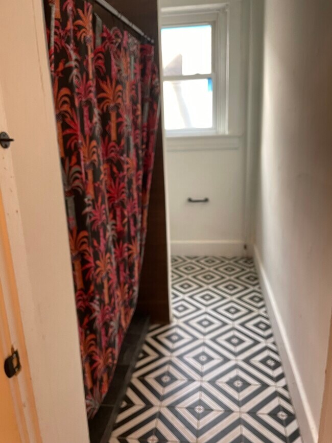 Building Photo - 2158 Sherwood Ave