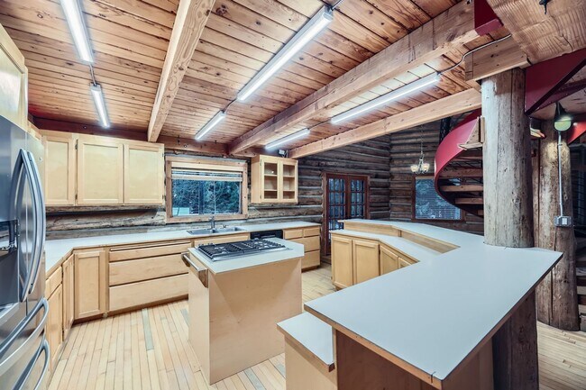 Building Photo - Stunning 3-Bedroom Log Cabin Home in Carnation!!