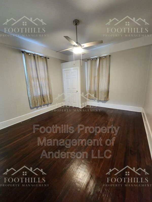 Building Photo - 37 Sirrine St