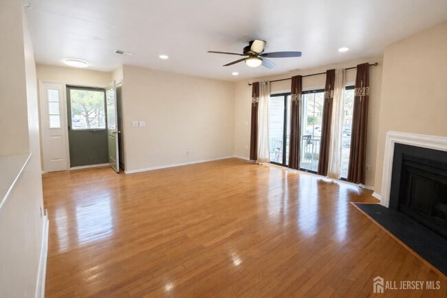 Building Photo - 1413 Pebble Pl