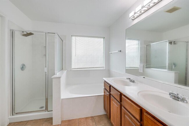 Building Photo - 702 Bent Wood Pl