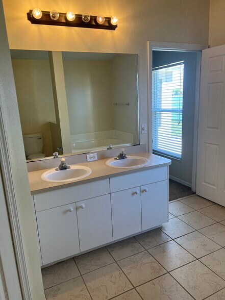 Building Photo - 833 Lake George Dr