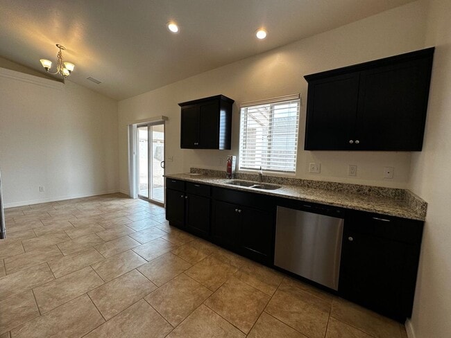 Building Photo - Great 3 Bedroom Home near Hualapai School!