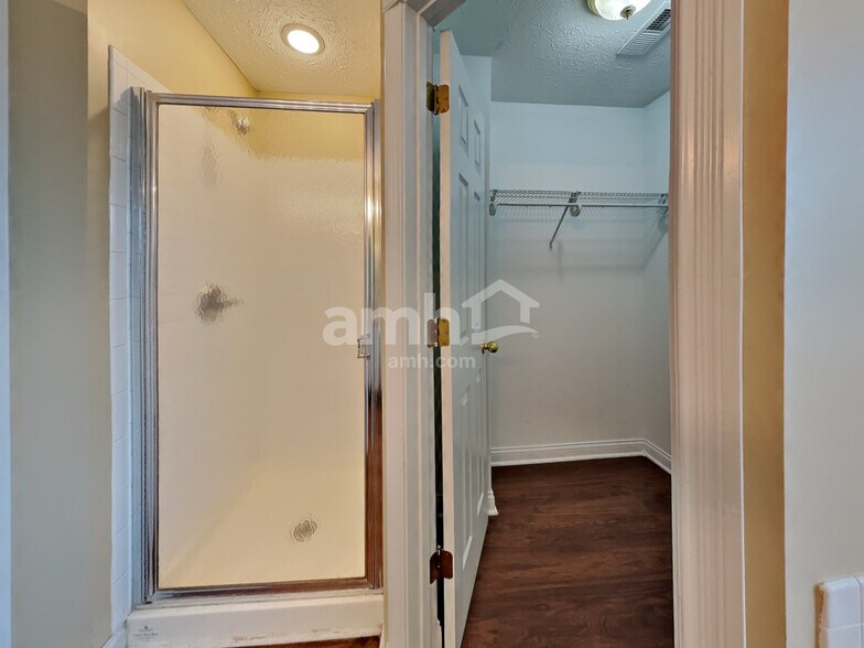 Building Photo - 10430 Wintergreen Way