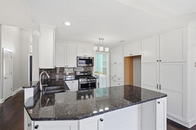 Building Photo - Home in Midlothian