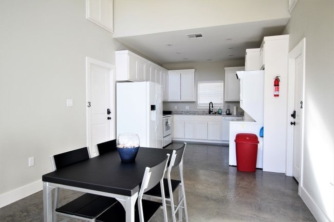 Building Photo - 709 Maple St