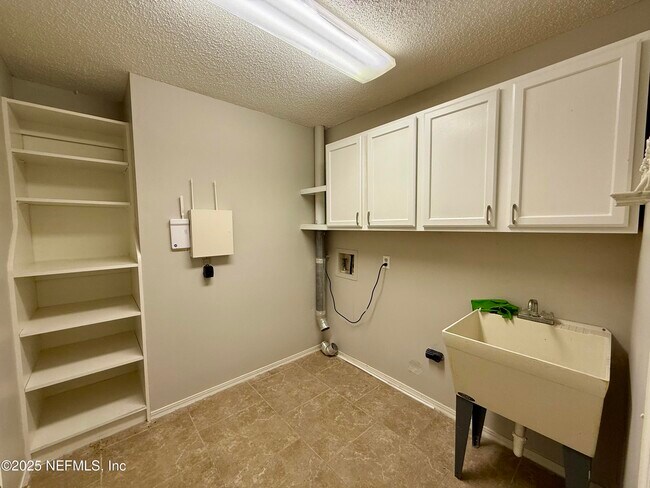 Building Photo - 2217 Hammock Oaks Dr N